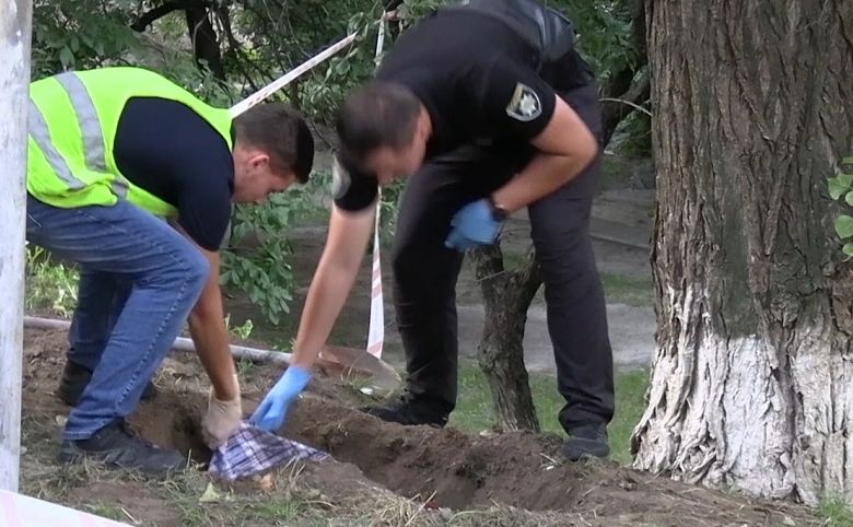 У Києві затримали жінку, яка задушила ременем суперницю та закопала труп (ФОТО)