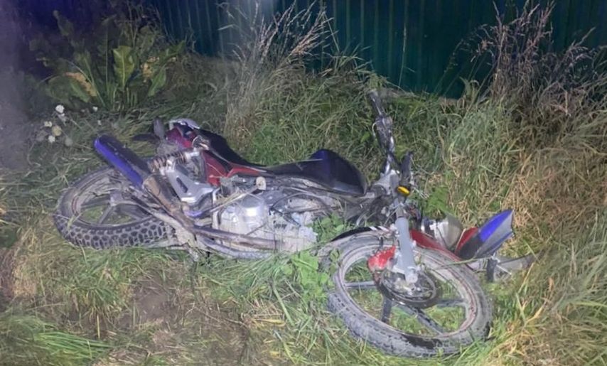 На Львівщині вантажівка викинула з дороги скутер з двома підлітками, один з яких загинув (ФОТО)
