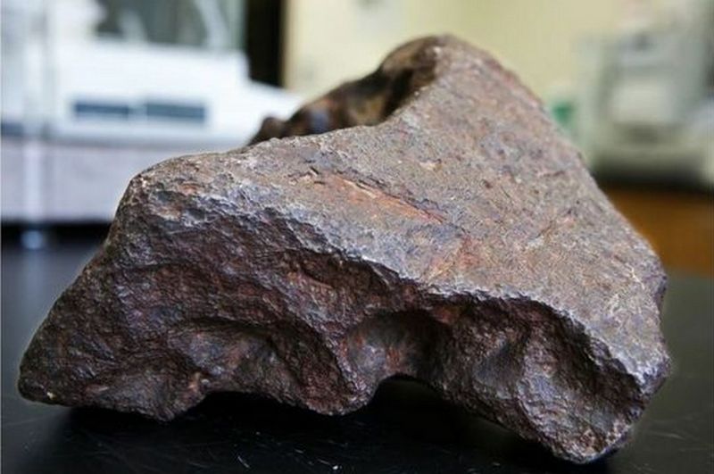 Скарб під носом: Американець протягом 30 років підпирав двері метеоритом вартістю $75 тисяч