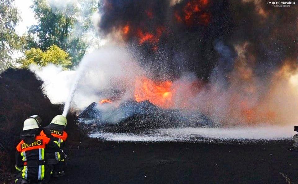 Під Борисполем спалахнула цистерна з паливом (ФОТО)