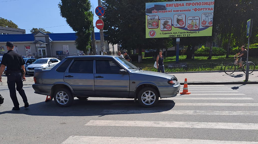 У Шепетівці легковик збив молоду жінку просто на «зебрі» пішохідного переходу