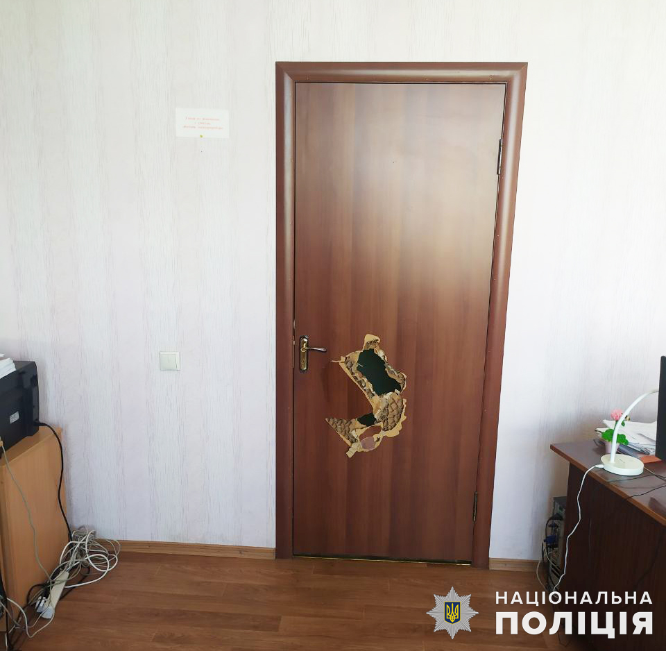 У Миколаєві п’яний комунальник потрощив офіс контори та кидався на людей з ножем (ФОТО)