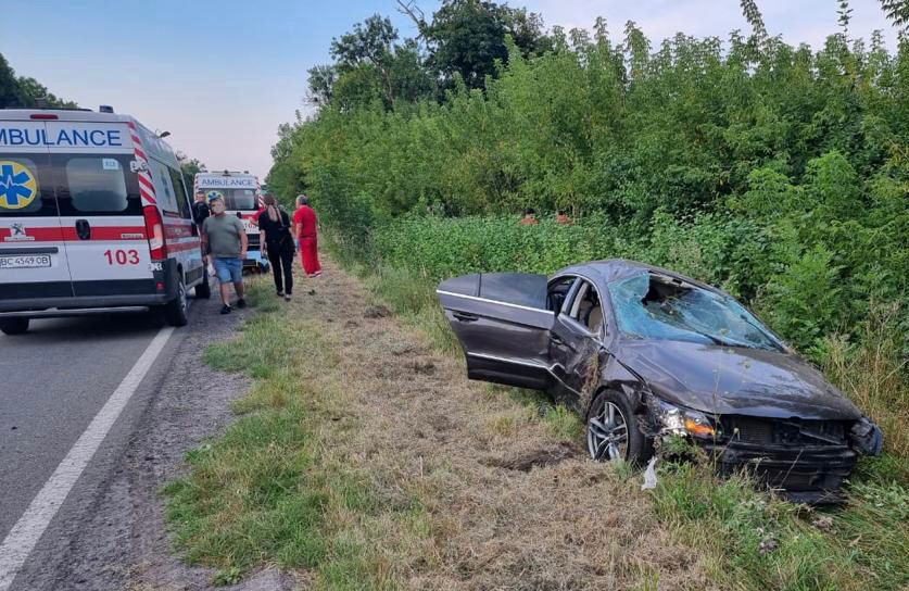 На Львівщині легковик врізався у вантажівку: одна людина загинула, ще двоє у лікарні (ФОТО)