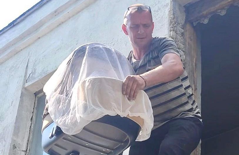 Без вікон, без дверей: одеські поліцейські врятували немовля від життя у нелюдських умовах (ФОТО)