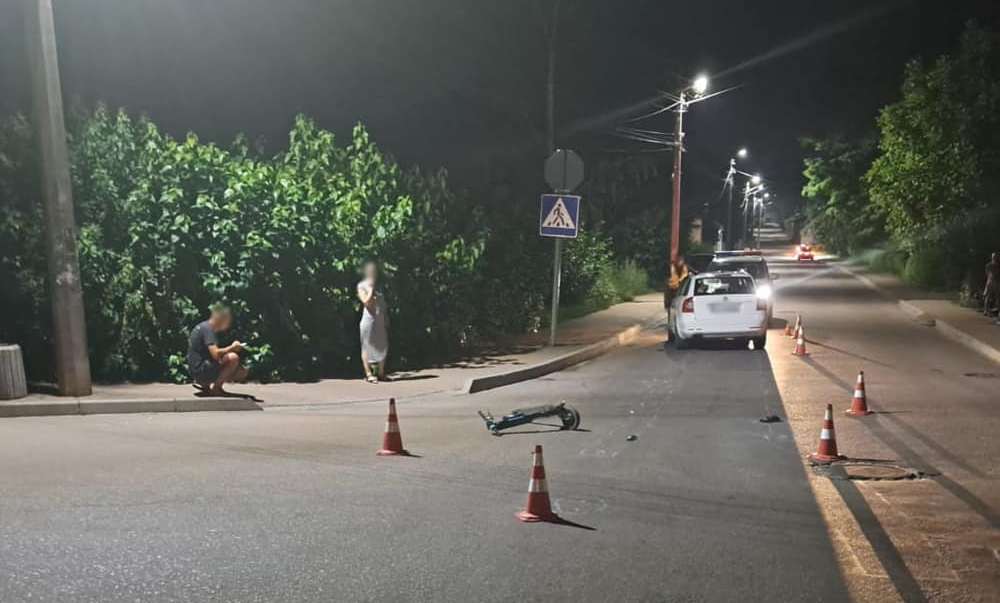 У Бердичеві автомобіль збив чоловіка на електросамокаті (ФОТО)