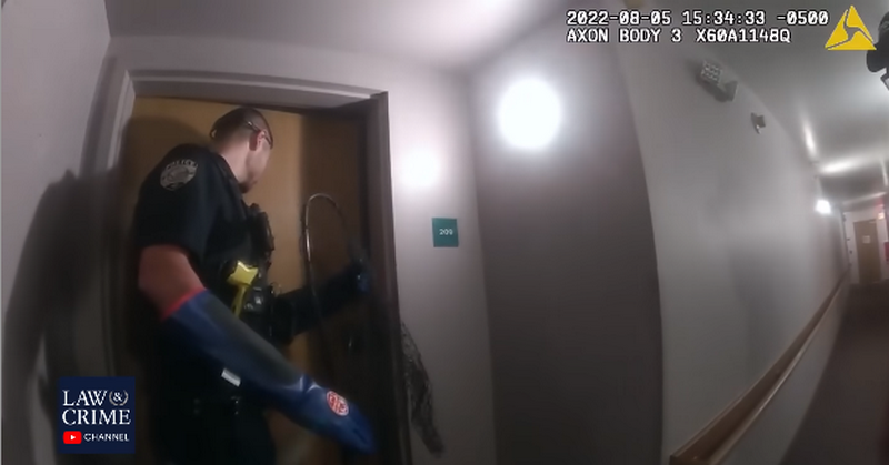 У США поліцейським довелося ловити індичку, яка проникла в чужу квартиру (ВІДЕО)
