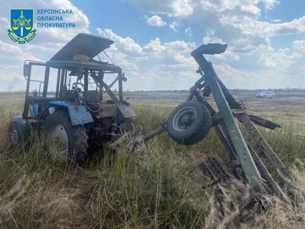 На Херсонщині трактор підірвався на ворожому боєприпасі (ФОТО)
