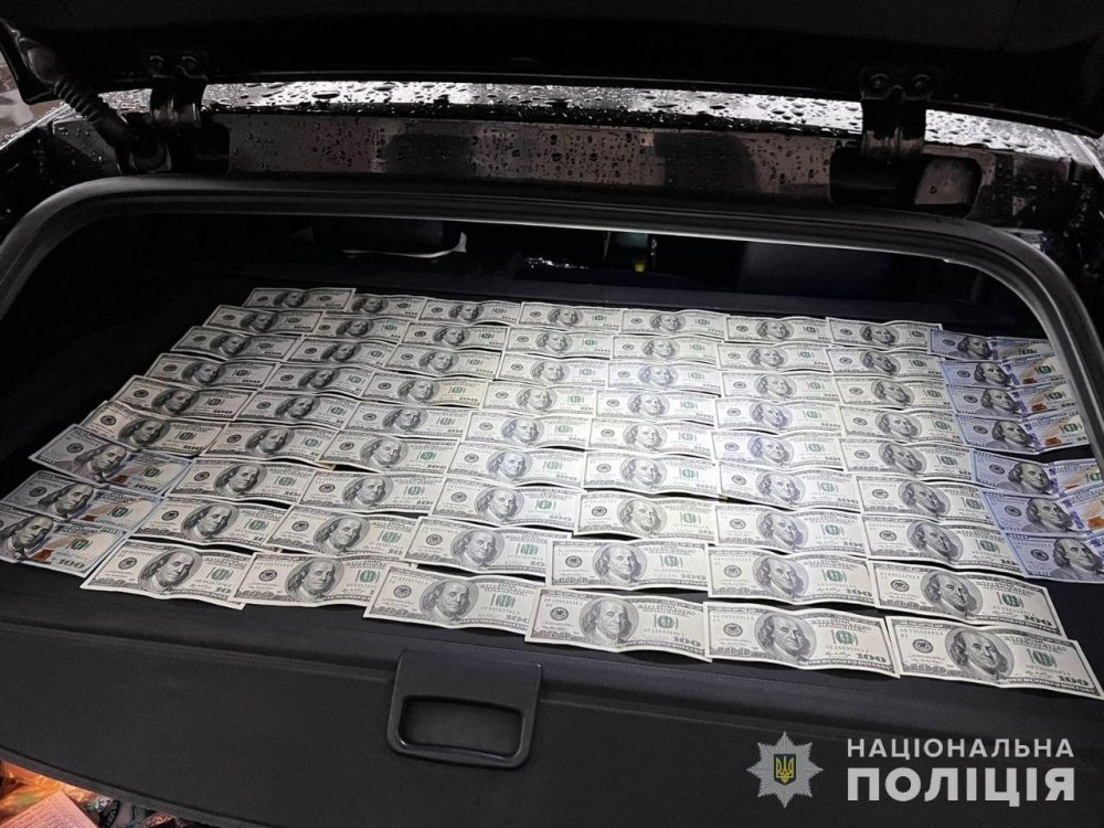 У Вінниці працівник військкомату "відмазував" від мобілізації за 2000 доларів