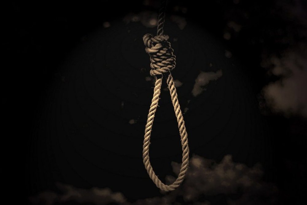 У Дніпрі на дереві повісилася 16-річна дівчинка
