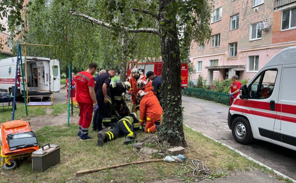 На Київщині в каналізації знайшли мертвими двох чоловіків (ФОТО)