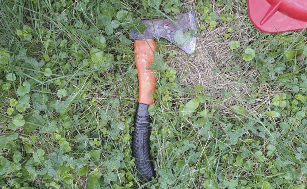 У Києві спіймали наркомана, який бігав вулицею зі шприцем та сокирою (ФОТО)