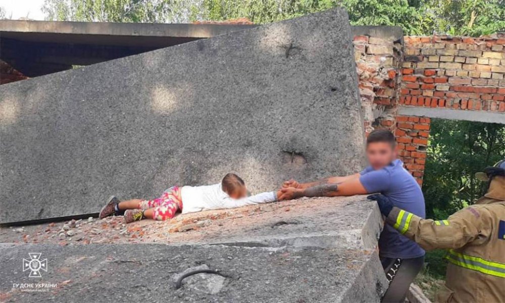 Затисло бетонною плитою: На Київщині рятувальники визволили дивчинку з-під завалів недобудови (ФОТО)
