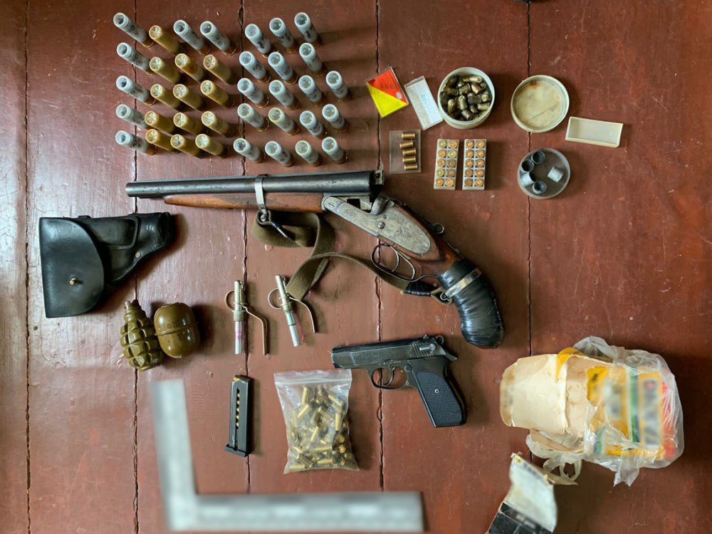 На Чернігівщині поліція вилучила у наркоплантатора врожай та вогнепальну зброю (ФОТО)