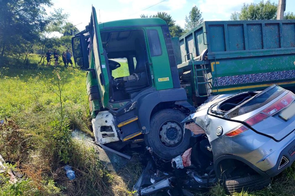 На Рівненщині вантажівка розчавила легковик, є загибла та поранені (ФОТО)