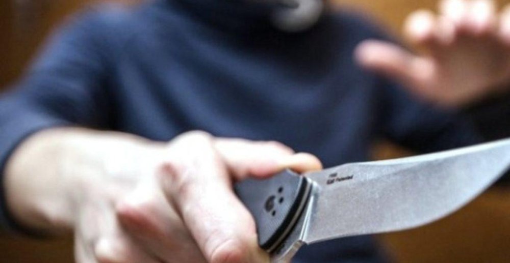 У Миколаєві п’яний комунальник потрощив офіс контори та кидався на людей з ножем (ФОТО)