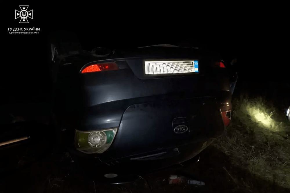 На Дніпропетровщині легковик злетів у кювет і перекинувся: пасажирка загинула (ВІДЕО)