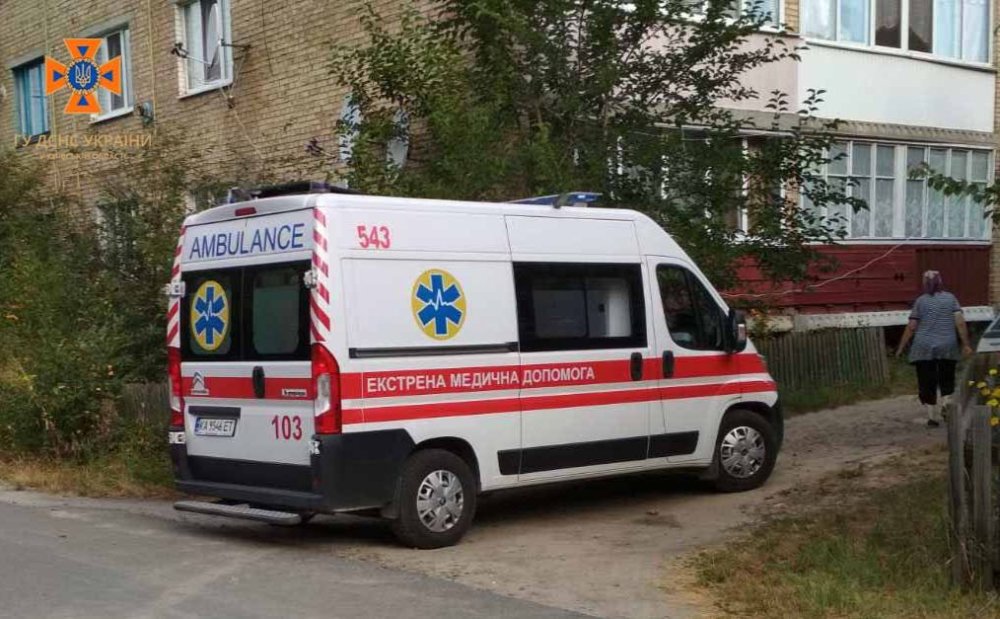Літній чоловік з інсультом був заблокований у квартирі: його врятували пожежники (ФОТО)