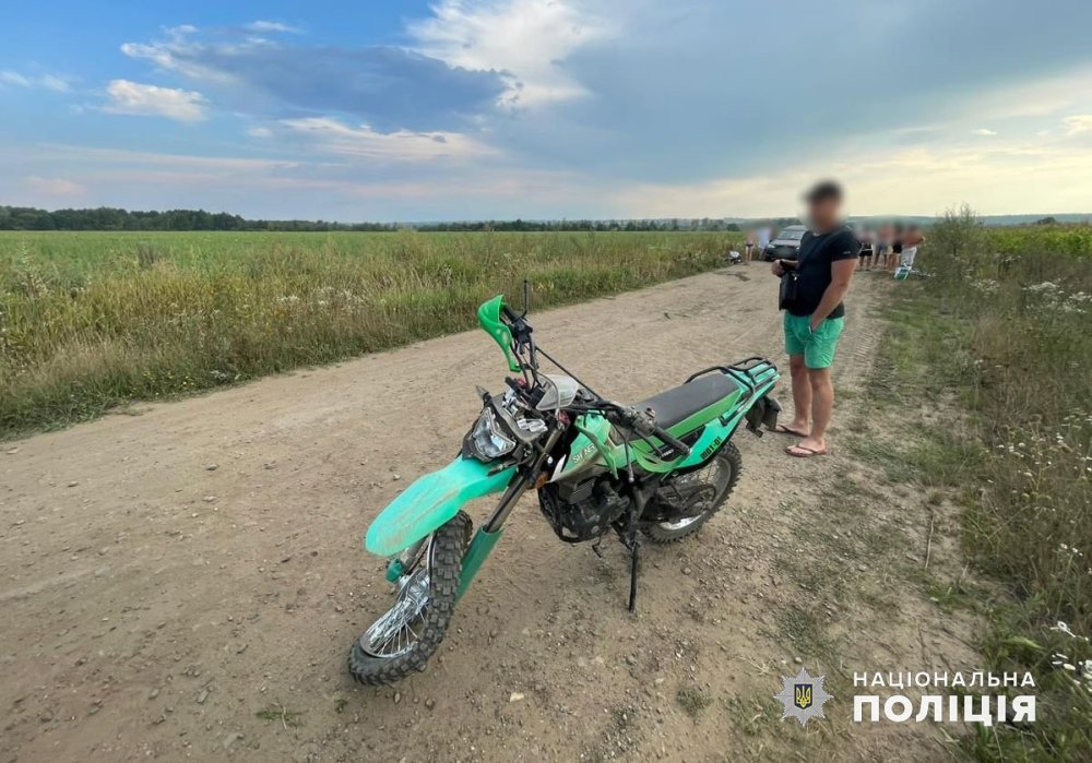 Мешканець Буковині втрапив у серйозну ДТП на власному мотоциклі (ФОТО)
