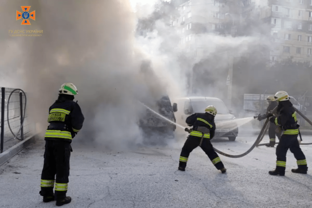 У Дніпрі спалахнула вантажівка, вогонь перекинувся на автомобілі поряд (ФОТО)
