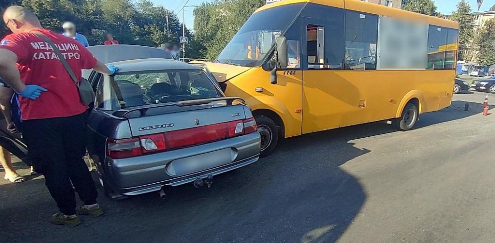 У Полтаві внаслідок зіткнення леговика та автобуса постраждали 4 жінки та дитина