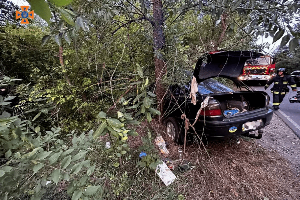 У Дніпровському районі Opel влетів в дерево: водія затиснуло в салоні (ФОТО)