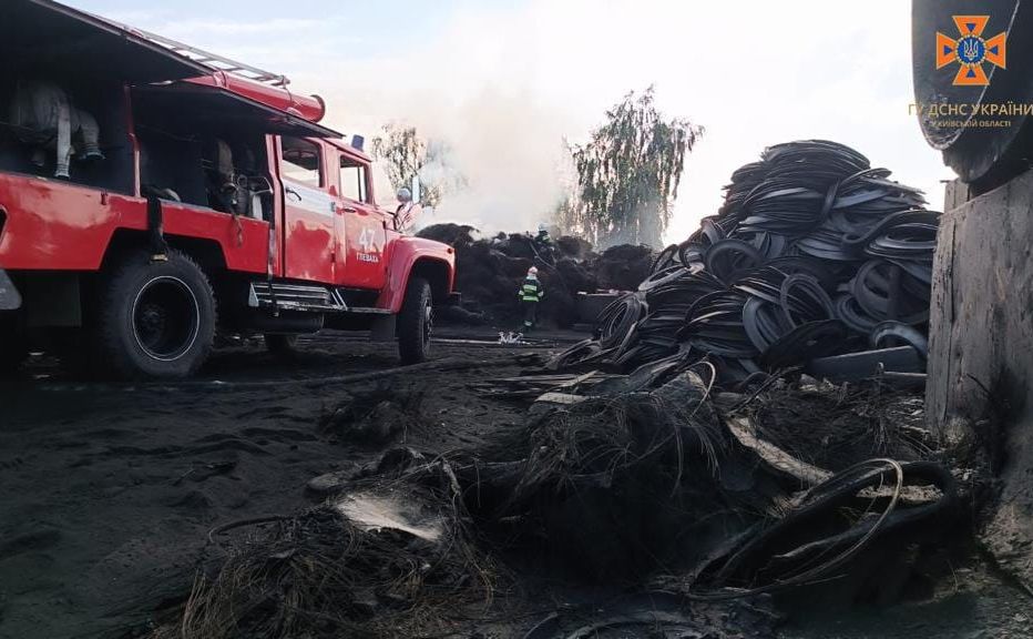 На Київщині горіли тисячі шин: спалахнуло переробне підприємство (ВІДЕО)