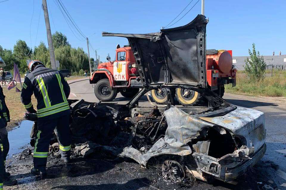 ДТП на Київщині: один із автомобілів збив стовп, інший спалахнув (ФОТО)
