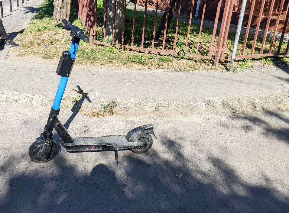 У Рівному чоловік на електросамокаті скоїв наїзд на маленьку дитину