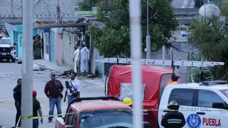 У Мексиці приватний літак упав на житлові будинки (ФОТО)