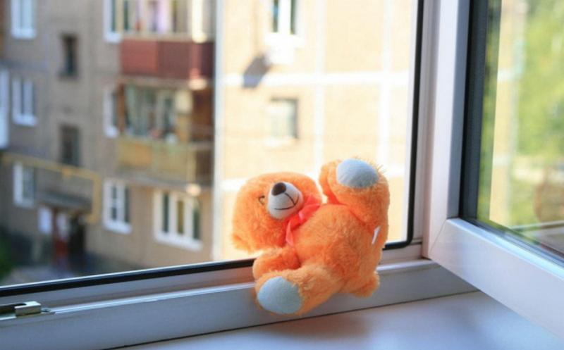 У Кременчуці трирічна дитина випала з вікна на 9-му поверсі (ВІДЕО)