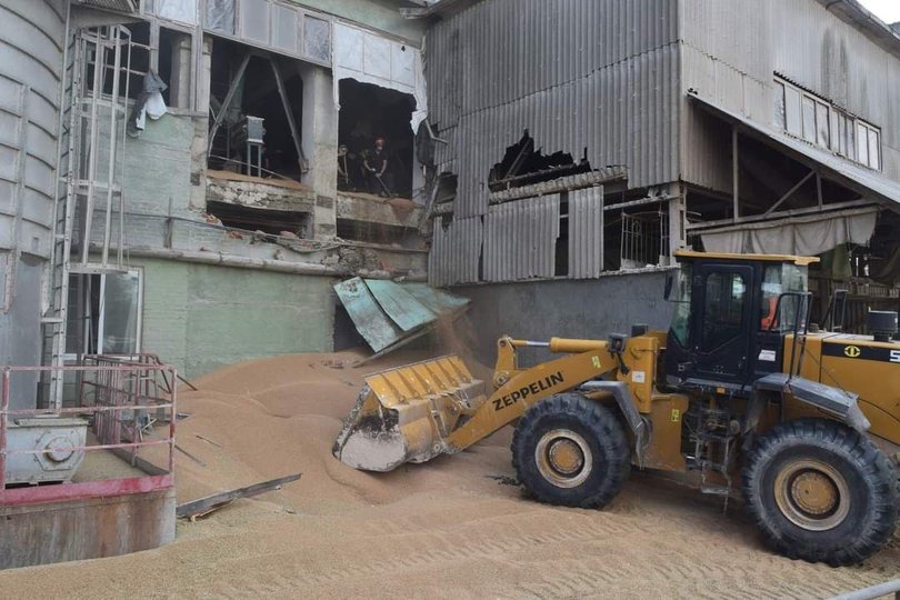 Трьох людей на смерть засипало зерном на підприємстві в Чернігові (ФОТО)