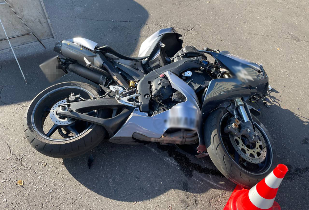 У Житомирі легковик під час повороту збив мотоцикліста, який потрапив до лікарні (ФОТО)