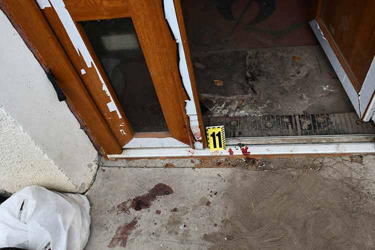 На Тернопільщині чоловік побив жінку та вигнав на вулицю, де вона і померла
