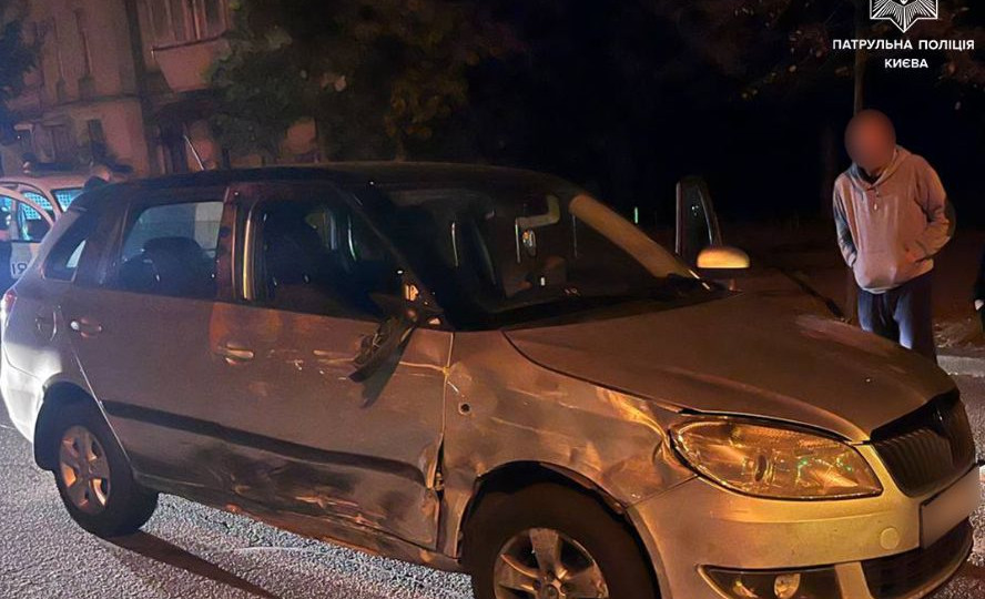 У Києві двоє п’яних чоловіків на очах у поліції викрали автівку з місця ДТП
