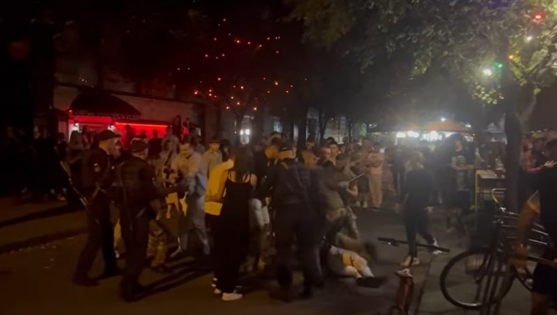 Вечірній відпочинок завершився сутичкою: у центрі Івано-Франківська сталася масова бійка (ВІДЕО)