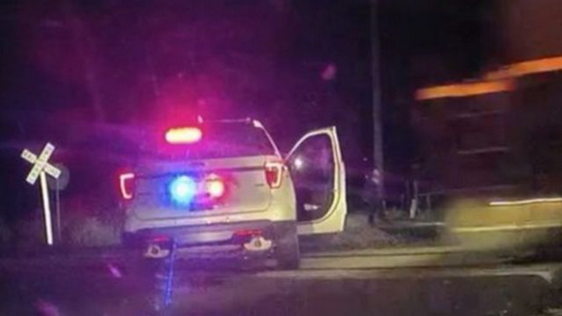 Потяг врізався в авто: В США поліція залишила жінку в наручниках в машині на залізничних коліях (ВІДЕО)