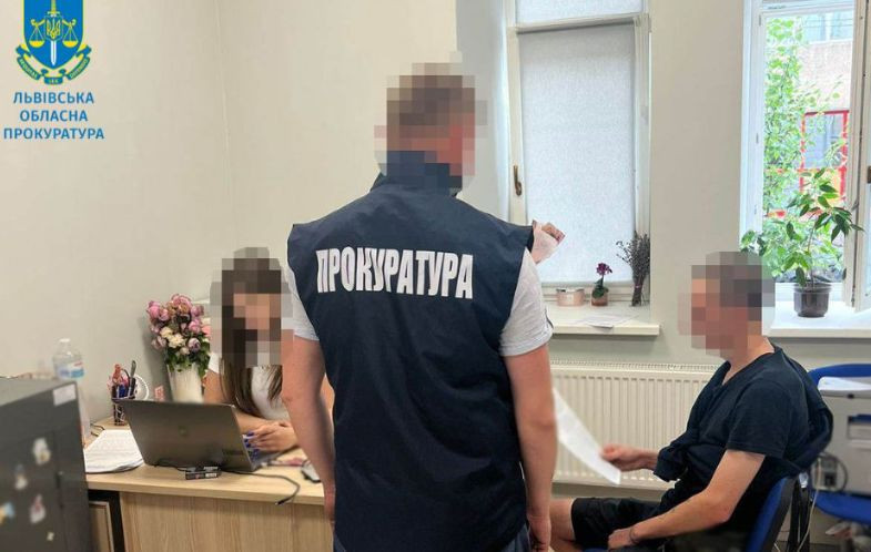 Чоловік, який побив трансгендерну військовослужбовицю у центрі Львова, постане перед судом
