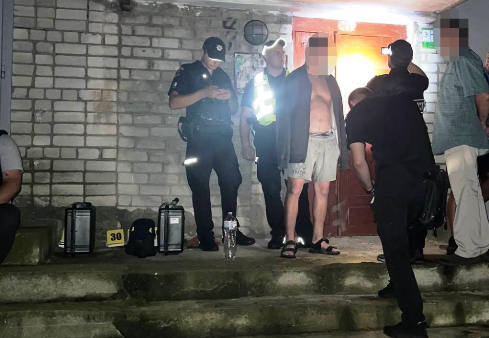 У Сарнах затримали дебошира, який з пістолету стріляв у поліцейських (ФОТО)
