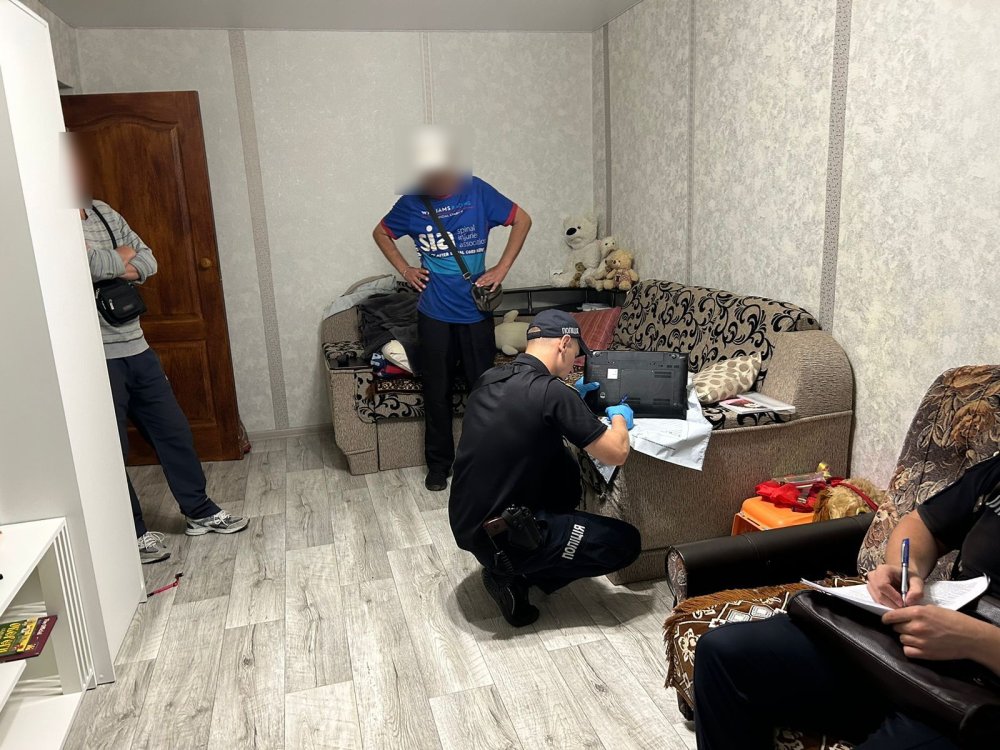 У Шостці поліцейські вилучили у чоловіка цілу колекцію дитячої порнографії