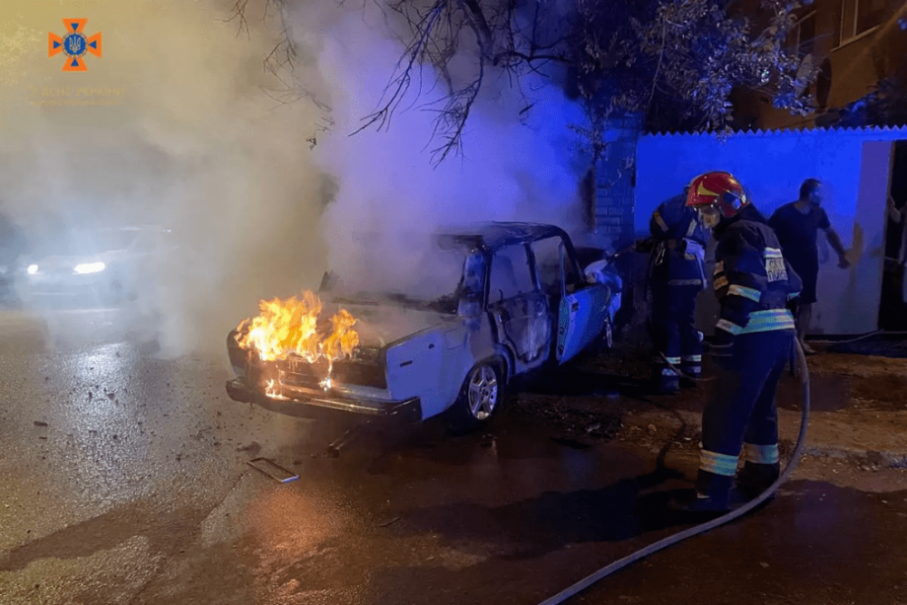 У Дніпрі ВАЗ влетів у паркан та загорівся: постраждали дитина та чоловік (ФОТО)