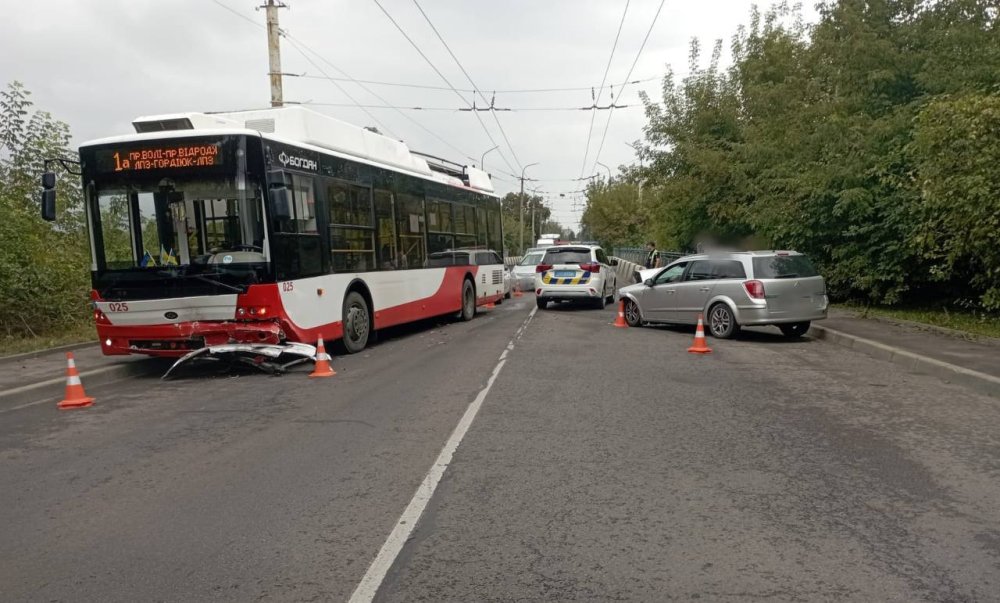 У Луцьку потрапила до лікарні молода водійка, яка спровокувала зіткнення з тролейбусом (ФОТО)