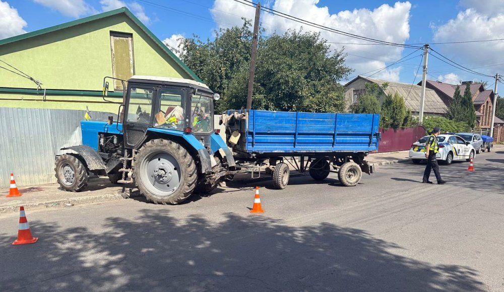 У Рівному трактор виїхав на тротуар, збив юнака та врізався у паркан (ФОТО)