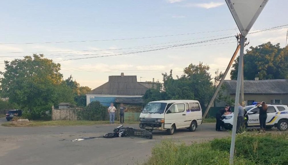 На Одещині мікроавтобус під час ДТП збив мотоцикліста (ФОТО)