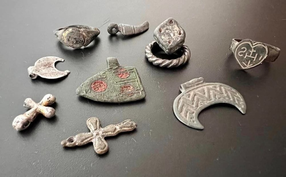 Перстень єзуїтів та інші старожитності: київські митники запобігли вивезенню цінних артефактів (ФОТО)