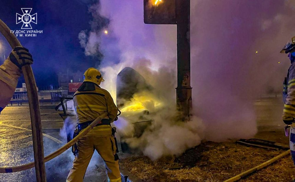 У Києві вночі легковик врізався в стовп і спалахнув (ФОТО)