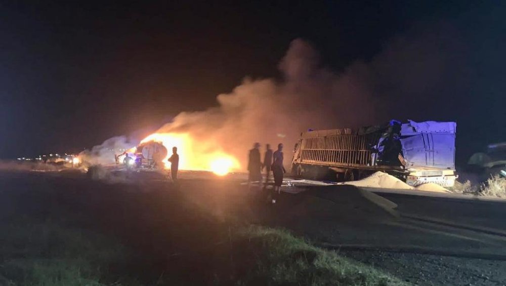 На Одещині бензовоз на трасі врізався у зерновоз, є поранений (ФОТО)
