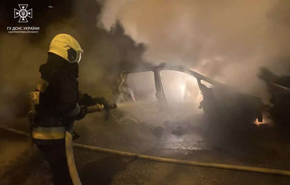 У Дніпрі на ходу загорівся електромобіль (ФОТО)
