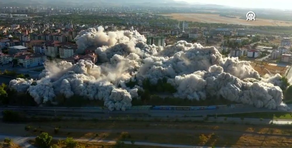 У Туреччині одночасно знесли дев’ять багатоповерхівок, пошкоджених землетрусом (ВІДЕО)