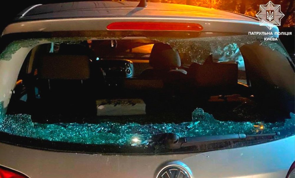 Ходив з ножем і бив скло у автомобілях: у Києві затримали зловмисника