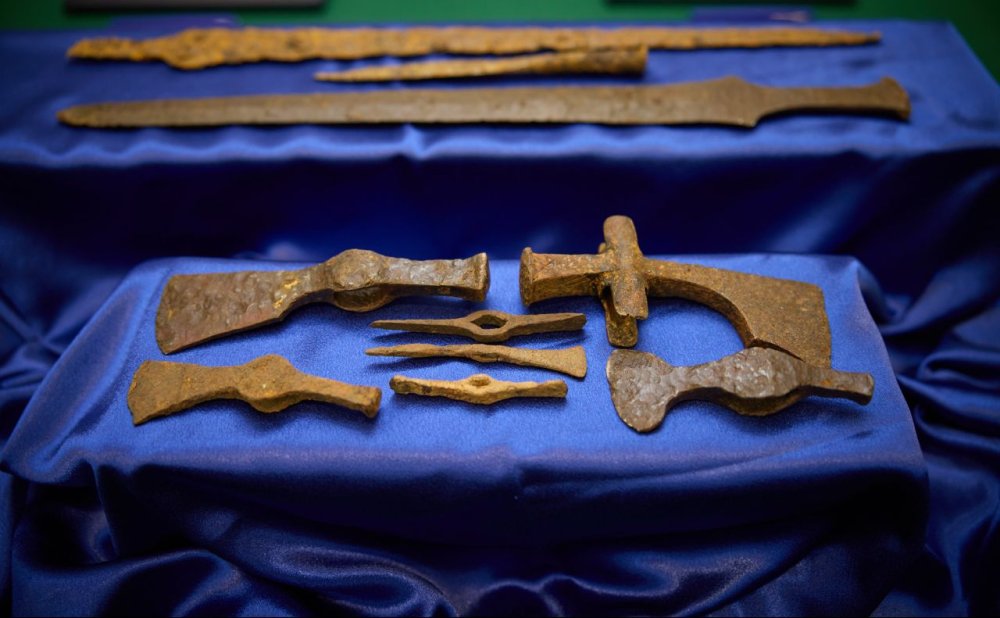Скіфські мечі, сокири та кірки: США передали Україні викрадені окупантами артефакти (ФОТО)